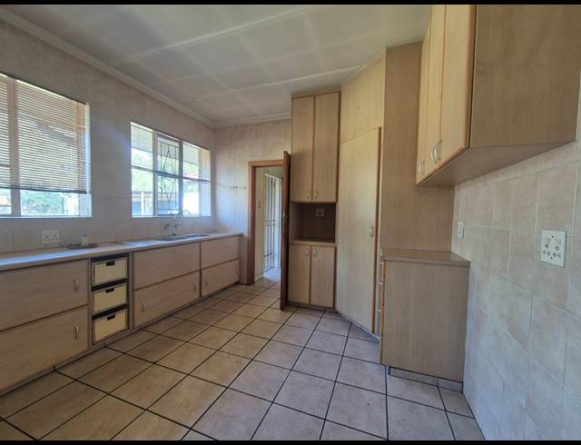 4 BEDROOM HOUSE FOR SALE IN VANDERBIJLPARK CW 5